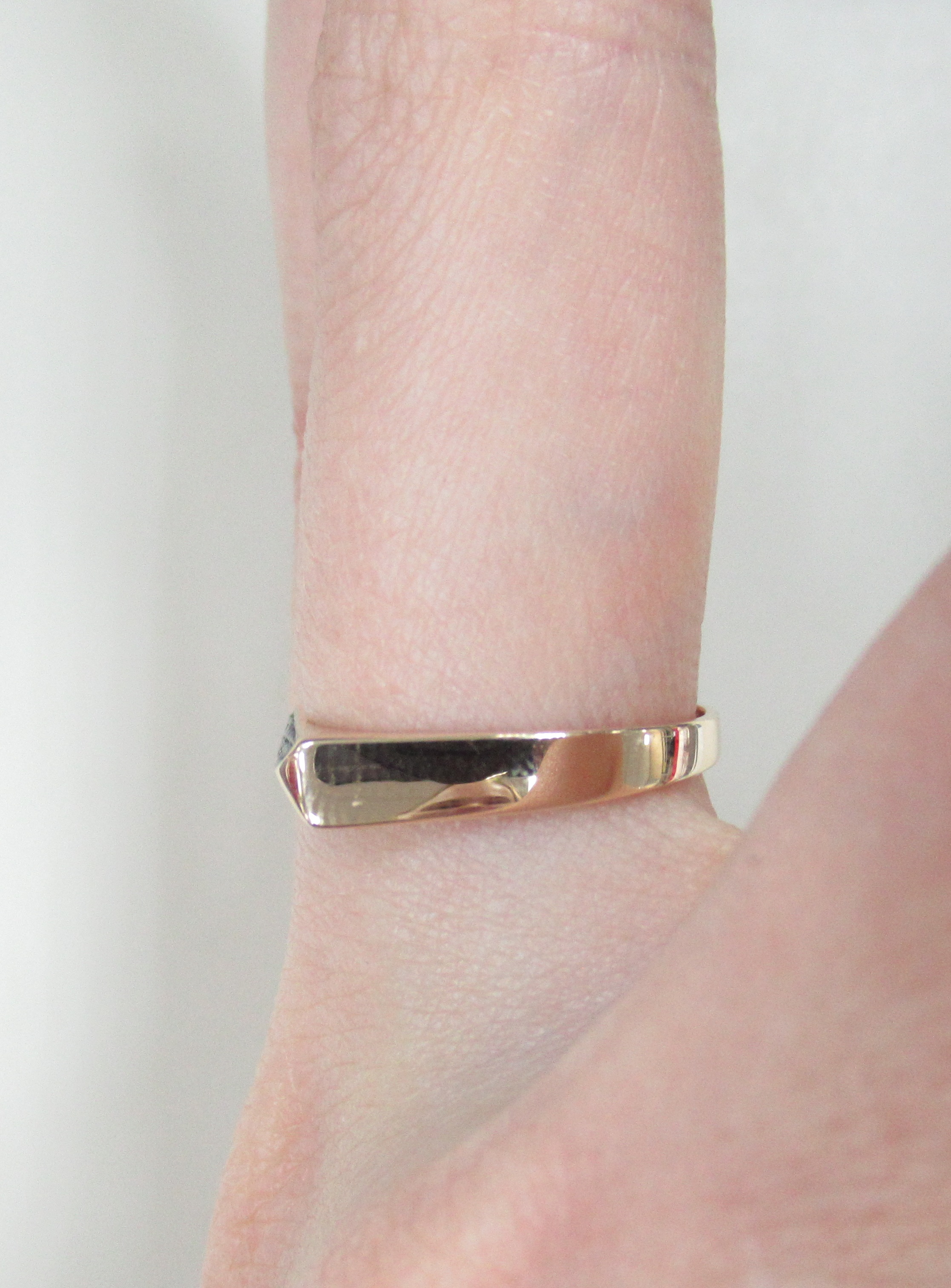 Кольцо из золота с коньячными бриллиантами